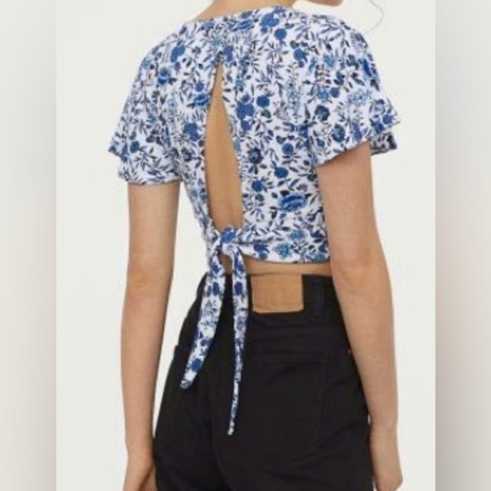 H&M Women’s Blue Floral Crop Top Back Cut Out  Sz Small Cottagecore